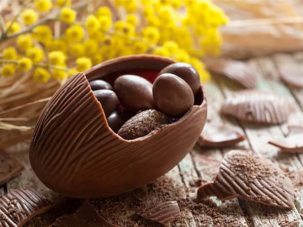 Gros oeuf en chocolat fourré de petits oeufs au chocolat