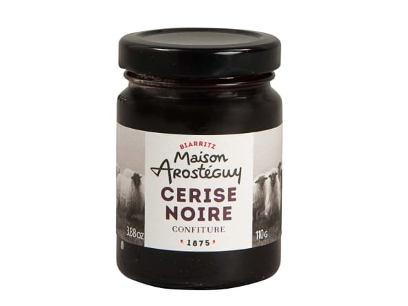 La confiture de cerises noires est une préparation traditionnelle du Pays Basque. 