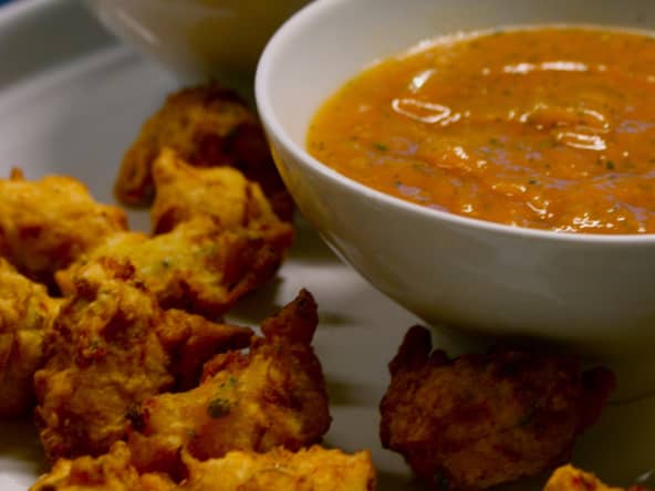 Acras servis avec sauces pimentées