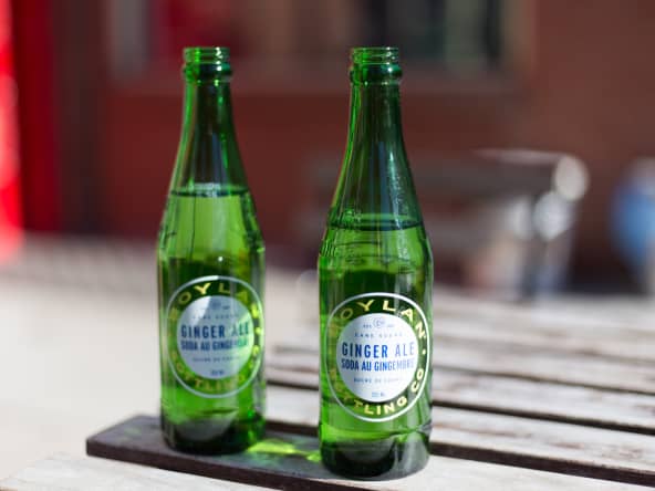 Deux bouteilles de ginger ale ou boissons au gingembre