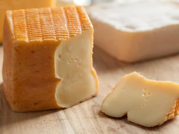 Fromage de Herve tranché sur bois
