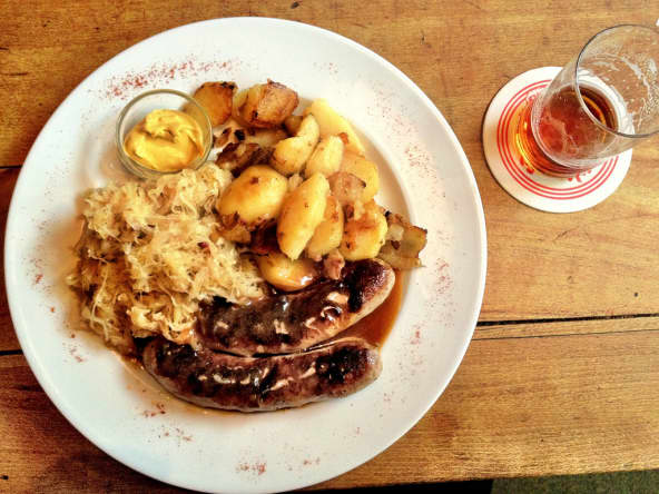 Bratwurst accompagnées de choucroute et pommes de terre