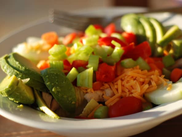 Salade composée de poulet grillé, avocat et cheddar râpé