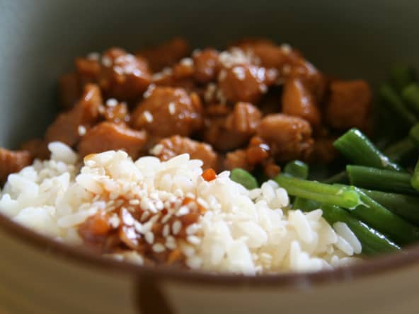 Plat principal avec viande, riz et haricots