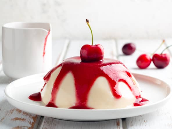 Coulis de cerises sur une panna cotta