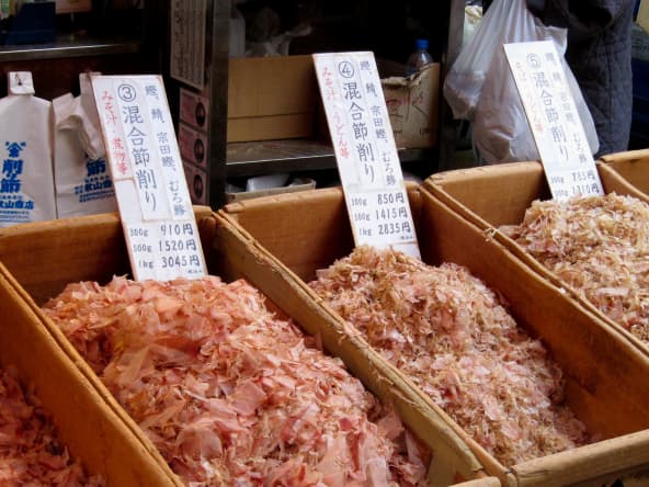Vente de katsuobushi sur un marché japonais.