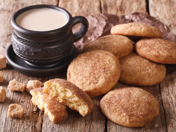 Snickerdoodles et café au lait sur table en bois.