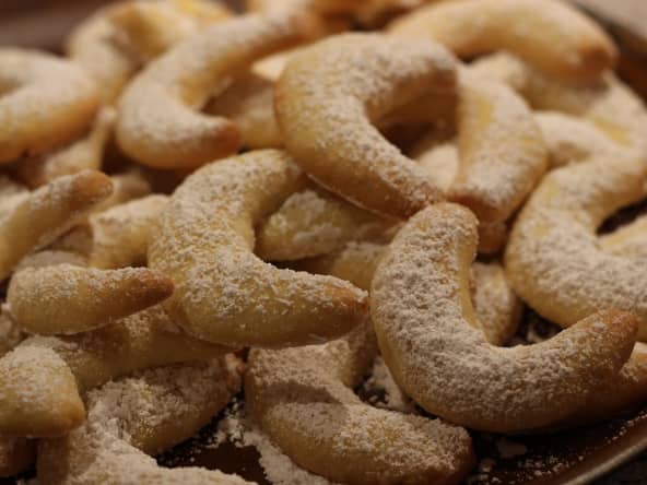 Vanille kipferl disposés sur un plateau