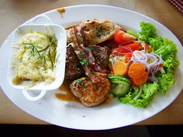 Plat de viande avec garnitures