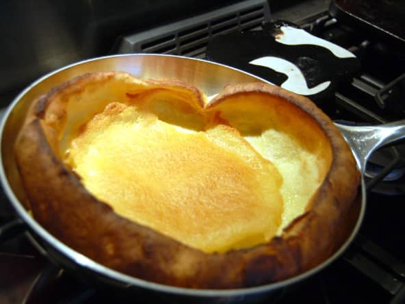 Dutch baby pancake dans une poêle