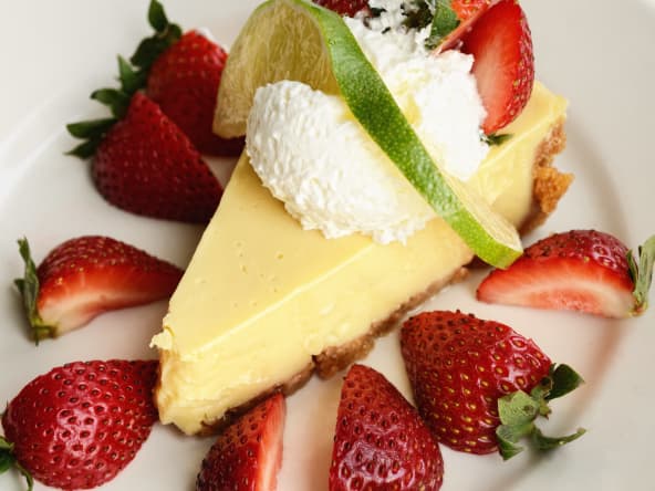 Part de key lime pie et fraises
