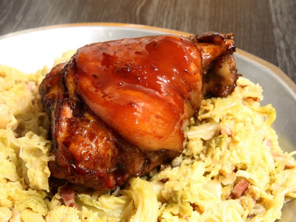 Jarret de porc laqué au miel et soja sur un lit de chou vert braisé aux lardons