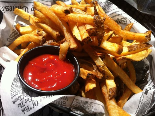 Frites maison et ketchup