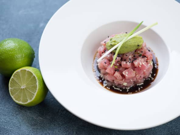 Tartare de thon, sauce soja et quenelle de guacamole au citron vert