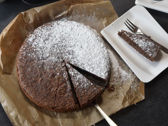 Torta caprese sur feuille de papier sulfurisé.