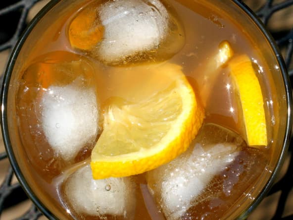 Limonade et glaçons dans un verre