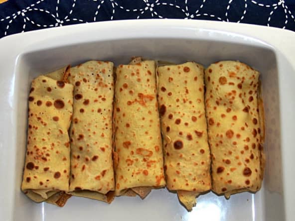 Crêpes farcies roulées dans un plat à four