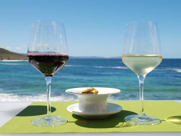 Vin blanc et vin rouge dans des verres