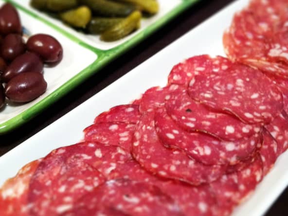 Saucisson rosette sur un plateau apéritif