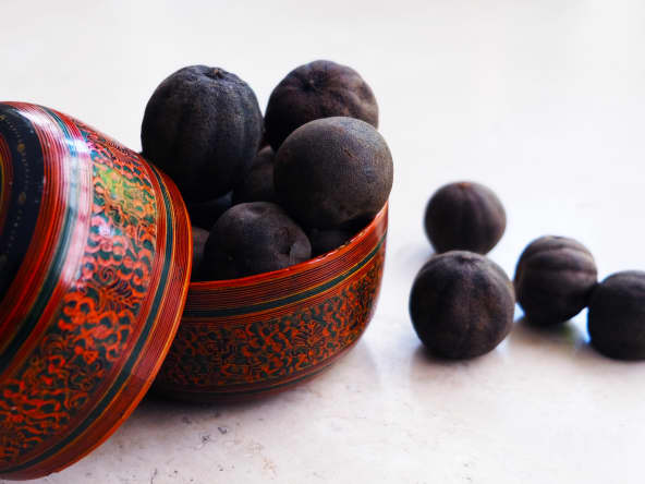 Citrons noirs ou limoo dans un bol perse