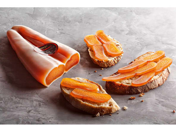 Tranches de pain et poutargue à la cire d'abeille