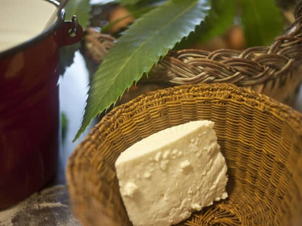 Morceau de brocciu dans un panier