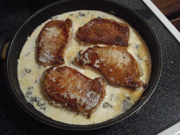 Côtelettes de porc, sauce à la crème et roquefort