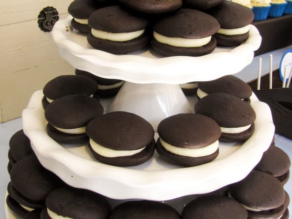 Whoopies au chocolat sur un présentoir