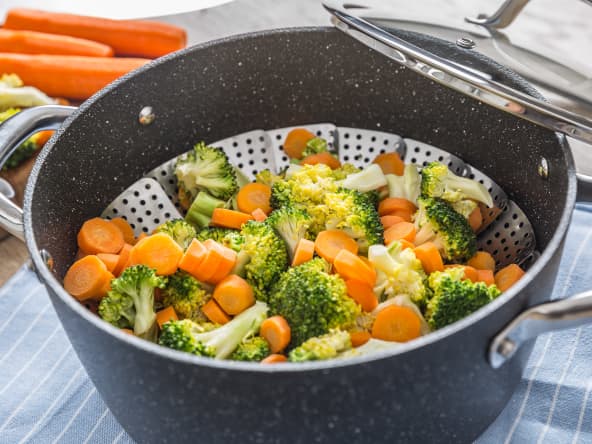 Mélange de carottes et brocolis cuits à la vapeur