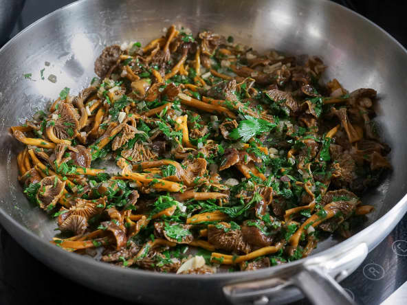 Poêlée de chanterelles à l'ail et au persil