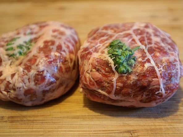 Viande hachée et crépine de porc