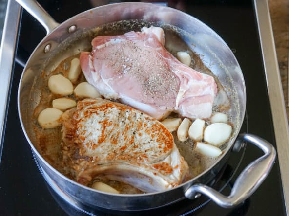 Côtes de veau à la gousse d'ail en sauteuse