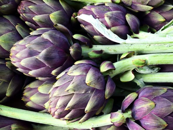 Artichauts violets sur l'étal d'un marché