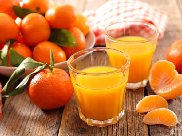 2 verres de jus de clémentines et clémentines fraîches