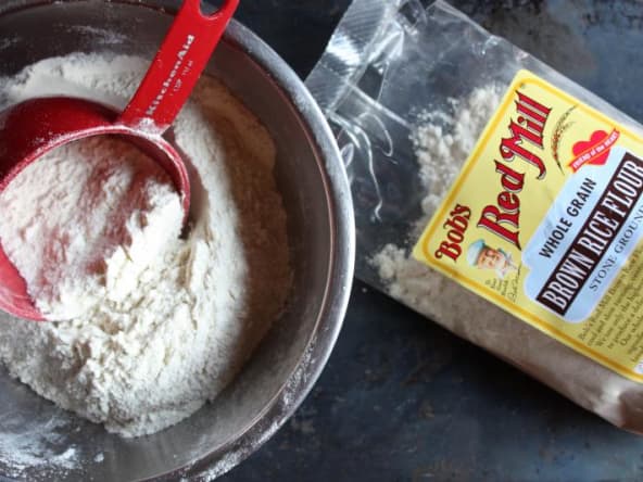 Farine de riz complet sans gluten dans un saladier