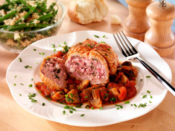 Une paupiettes de veau dans une assiette avec une garniture