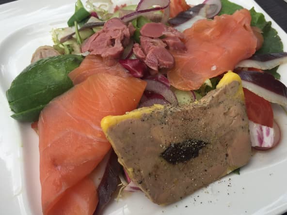Salade saumon, foie gras, cous farcis, gésiers, magrets séchés.