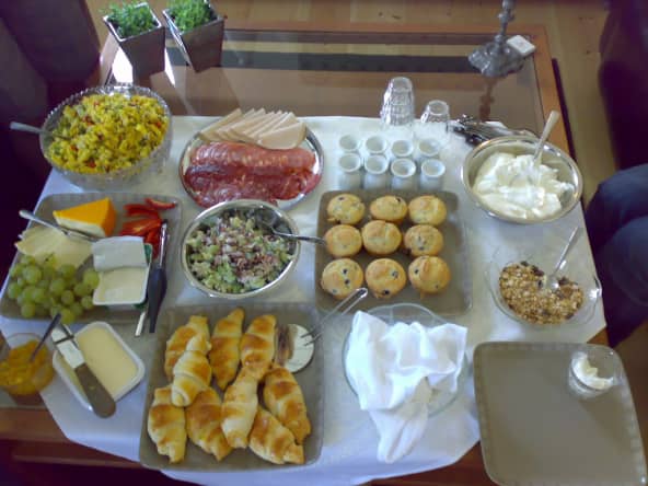 Table dressée pour un brunch