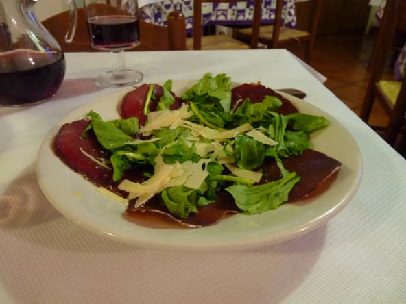 Bresaola, roquette et copeaux de parmesan