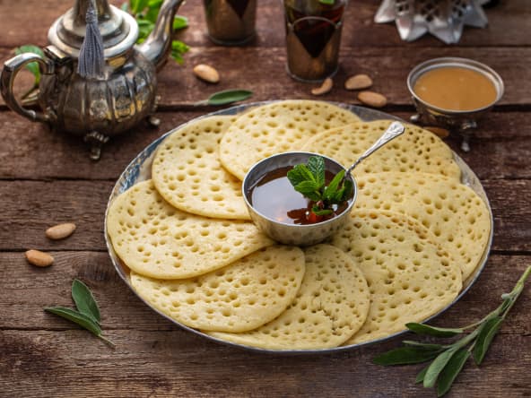 Baghrirs servis avec thé à la menthe, miel et pâte d'amande