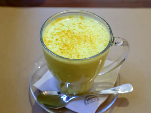 Lait d'or servi dans une tasse