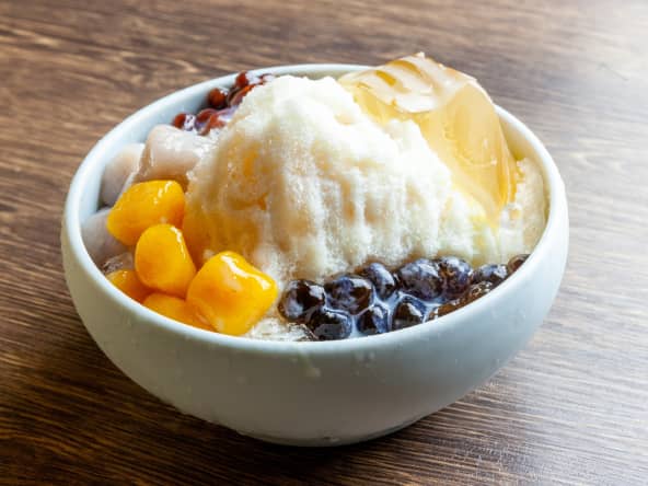 Bol de glace pilée avec morceaux de fruits
