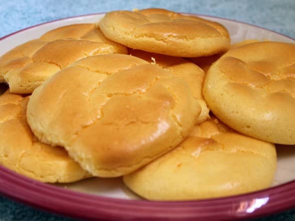 Cloud bread ou pains nuages dans une assiette