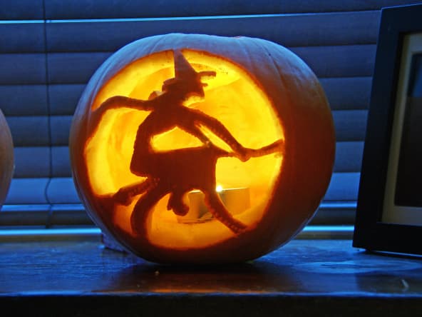 Sorcière découpée dans une citrouille