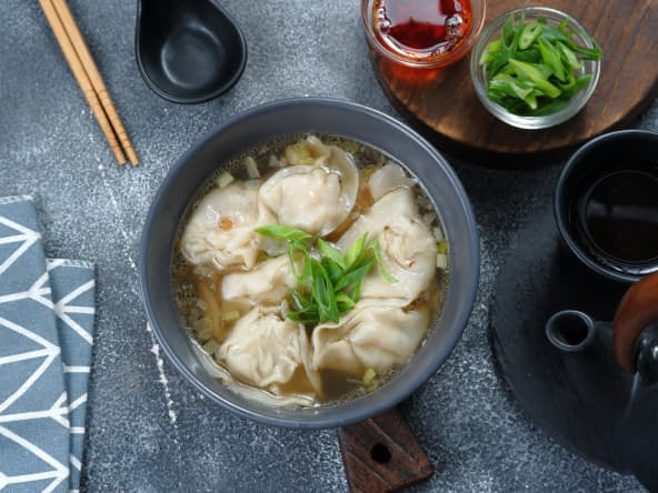 Bol de soupe de nouilles wonton.