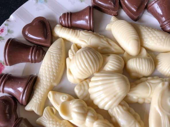 Assortiment de chocolats blanc et au lait pour Pâques