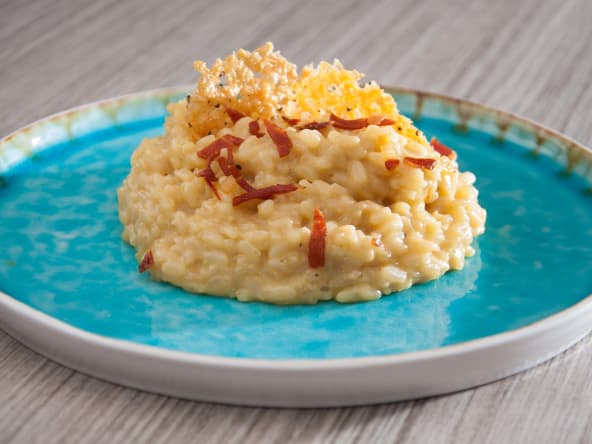 Risotto à la milanaise, biscuit au parmesan et jambon italien grillé