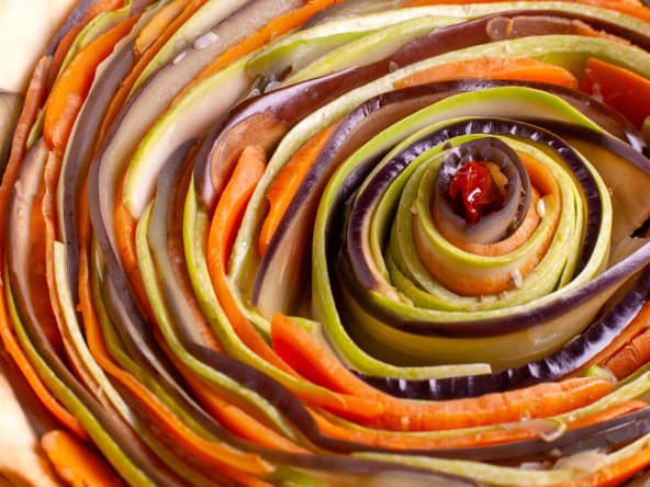Une tarte spirale aux courgettes, aubergines, carottes, poivrons, basilic...