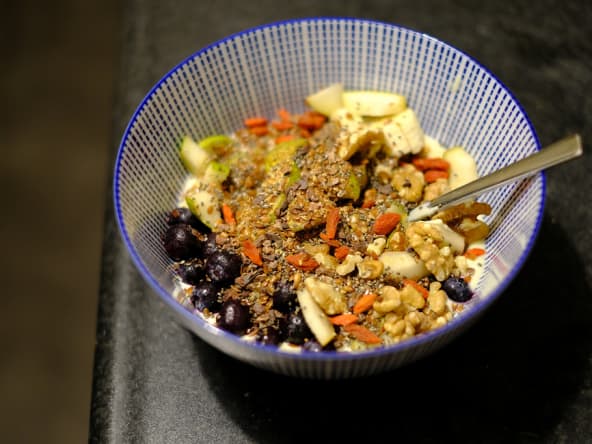 Mélange de graines, fruits secs et fruits frais dans un bol