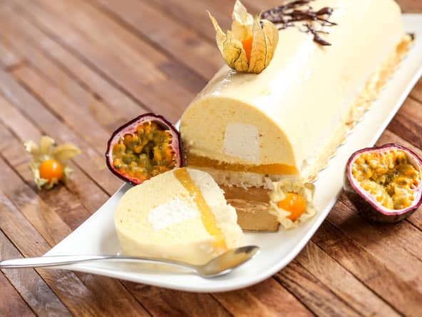 Bûche à la mangue et fruits de la passion
